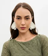 Maxi aros con diseño de flor alambrada en color blanco, con acabado pulido y estructura calada.