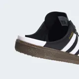 Zuecos Adidas Samba OG Mule, inspirados en el clásico diseño de la marca, color negro con las tres tiras blancas y suela de goma marrón.