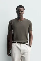 Camiseta de corte regular con cuello redondo y manga corta, confeccionada en tejido con acabado en rib.