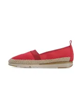 Slip-on de cuero color rojo, estilo alpargata, con detalle de cordón rústico trenzado ornamental alrededor de la base y suela deportiva flexible en tono beige.