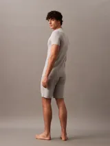 Shorts de pijama Calvin Klein de la colección Ultra Soft Modal, color gris, de corte recto y diseño sin cierres con bolsillos en las costuras laterales y cinturilla elástica distintiva de la marca.