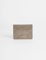 Tarjetero de cuero vegano con textura gamuzada, cuenta con ranuras para tarjetas y logo metálico de la marca en el frente.