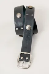 Cinturón de cuero con efecto gastado en color marrón, con hebilla metálica de estilo clásico en tono bronce envejecido.