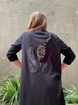 Saco largo negro de hilo fino, con mangas 3/4 y detalle de cuero en los bordes.