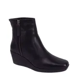 Bota de caña alta Bottero, color negro, confeccionada en cuero con textura granulada. Presenta cierre lateral metálico y suela de plataforma tipo cuña.