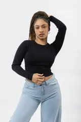 Remera negra de manga larga, cuello redondo y corte ajustado.