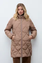 Campera acolchada de corte largo con diseño capitoneado en forma de rombos, cierre frontal con cremallera y capucha integrada.
