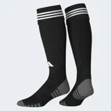 Medias de fútbol Adidas Adi26 de caña alta, color negro con detalles en gris en puntera y talón, y las tres tiras blancas características en el puño superior. Incluyen el logo de la marca en blanco y zonas de malla elástica para mayor transpirabilidad.