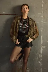 Camisa de viscosa con estampado animal print, de corte holgado, mangas largas abullonadas y cierre frontal con botones.