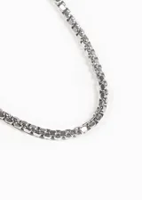 Cadena plateada de acero quirúrgico con eslabones tipo box.