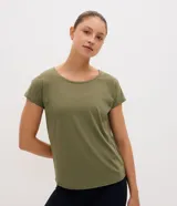 Remera deportiva de microfibra texturizada, con cuello redondo y mangas cortas. Presenta un diseño liso con recortes laterales que favorecen la ventilación.