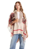 Ruana tejida con diseño a cuadros en tonos beige, rojo y marrón. Presenta un cuello con aplique de piel sintética y terminación en flecos en los bordes.