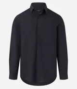 Camisa de corte regular confeccionada en microfibra, con cuello inglés, manga larga y cierre frontal abotonado. Presenta un diseño liso y minimalista, ideal para un estilo formal o de oficina.