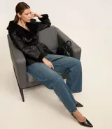 Pantalón baggy de jeans con cintura alta, bolsillos delanteros y traseros y lavado dirty.