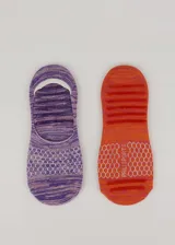 Pack de dos pares de medias invisibles deportivas, un par color naranja con rayas horizontales y diseño de panal en la planta, y otro par color lila con rayas horizontales y diseño de panal en la planta.