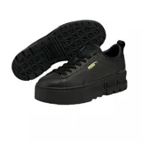 Championes Puma modelo Mayze Classic, de diseño urbano con plataforma elevada y suela dentada. Presentan una silueta de corte bajo en color blanco total, con el logo de la marca en dorado en el lateral y en la lengüeta, y el nombre Puma grabado en relieve en la parte trasera de la suela.