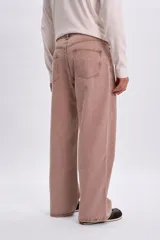 Pantalón de jean de corte ancho y tiro medio, color tostado.
