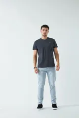 Pantalón de jean azul de corte slim, tiro medio y con presillas para cinturón.