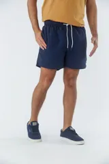 Short de baño liso con cintura elástica y cordón de ajuste. Cuenta con dos bolsillos laterales, un bolsillo posterior y un aplique de logo en goma en la pierna.