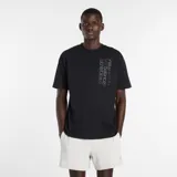 Remera de algodón color negro, de corte clásico y manga corta, con estampado gráfico lineal en el pecho que incluye el logo de la marca.