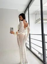 Conjunto de dos piezas de red color blanco, compuesto por un top de manga larga y una falda larga de tiro bajo con ajuste de cordón en la cintura.