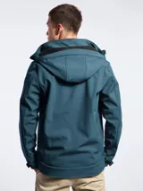 Campera de abrigo tipo softshell color azul marino, con capucha, cierre frontal y bolsillos laterales con cierre. Presenta interior en color negro y ajuste en los puños.