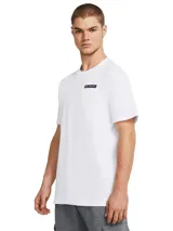 Remera de manga corta Under Armour, confeccionada en tejido de mezcla de algodón y poliéster con tacto firme y suave. Presenta cuello acanalado y un pequeño parche rectangular con el logo de la marca en el pecho.