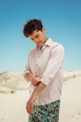 Camisa de lino de manga larga en color beige claro, con cuello clásico y botones de coco natural.