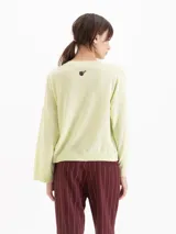 Sweater de punto negro ultrasuave, con cuello redondo, hombros caídos y mangas largas de corte holgado.