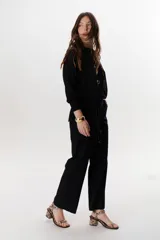 Sweater beige de tejido fino y mangas largas.