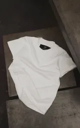 Remera blanca de manga corta y corte slim fit con cuello redondo, confeccionada en jersey de algodón premium.