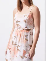 Vestido midi de gasa con estampado floral en tonos rosa y marrón. Escote redondo, breteles finos regulables, espalda elastizada y detalles de volados en cintura y ruedo.