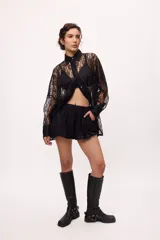 Short negro de tiro alto con cintura elastizada y bolsillos laterales.