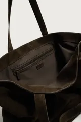 Bolso shopper de piel con acabado serraje, color marrón oscuro, con compartimento principal y dos asas de mano.