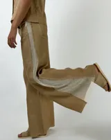 Pantalón de lino color beige con detalle de red en los laterales.