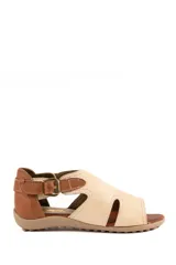 Sandalia baja combinada de cuero, con diseño de tiras anchas en tono marfil en la parte delantera y talón marrón con tira y hebilla metálica dorada para ajuste en el tobillo.