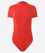 Body femenino de la marca Cortelle, confeccionado en poliamida con elastano. Presenta un diseño liso de color rojo, con cuello redondo mediano, mangas cortas y cierre en la entrepierna.