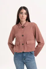 Chaqueta corta de simil gamuza color tostado, con cuello clásico, cierre frontal de botones y dos bolsillos delanteros con solapa.