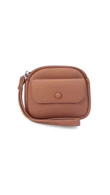 Monedero compacto de símil cuero con correa de mano, cierre perimetral y bolsillo frontal con solapa y botón a presión.