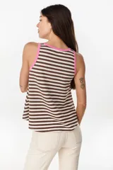 Musculosa de corte holgado con diseño a rayas horizontales en tonos marrón y crudo. Presenta ribetes en color fucsia en el cuello redondo y en las sisas, además de un pequeño bordado decorativo en el centro del pecho.