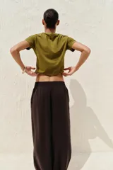 Camiseta cropped color amarillo, de corte slim fit, cuello redondo y manga corta.