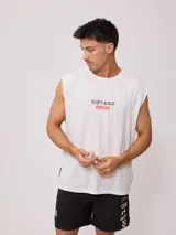 Musculosa blanca con efecto lavado, corte oversize y mangas cortadas al estilo ranglán. Presenta un estampado frontal con el texto "RUSTY & SUN" y un diseño de olas en color rojo.