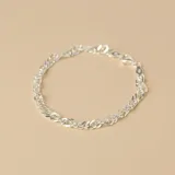 Pulsera de cadena de eslabones entrelazados en plata 925, con cierre de mosquetón y cadena de alargue.