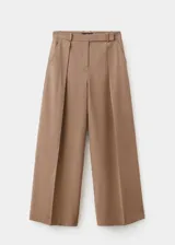 Pantalón de corte recto y tiro medio color tostado, con trabillas para cinturón, detalle de pinzas y bolsillos laterales.