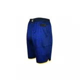 Short de básquet de tejido estilo malla color azul con textura efecto piel de serpiente y detalles en amarillo en los bordes y cordones. Estampado con el logo y la palabra 'Warriors' en la pierna izquierda.