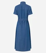 Vestido midi de jeans azul con cuello inglés, manga corta, abotonado delantero, bolsillos utilitarios y cinturón con hebilla redonda.