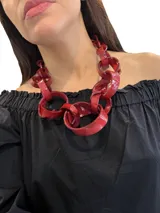 Collar corto con eslabones grandes de resina color beige y blanco. Cierre con mosquetón y cadena para regular el largo.