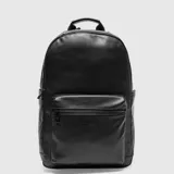 Mochila urbana de diseño clásico con acabado en cuero sintético negro. Cuenta con un compartimento principal con cierre, un bolsillo frontal con cierre y asa superior reforzada.