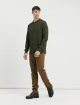 Pantalon de corte clasico confeccionado en algodon, con bolsillos delanteros inclinados y bolsillos traseros de ribete.