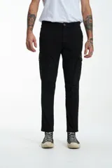 Pantalón cargo negro de gabardina, corte slim, con bolsillos laterales tipo cargo con solapa y botón, bolsillos traseros con ojal y botón, y efecto teñido en la tela.